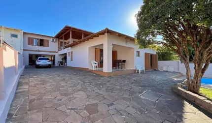 Casa com 4 quartos à venda na Rua Atílio Supertti, 623, Vila Nova, Porto Alegre, 400 m2 por R$ 970.000