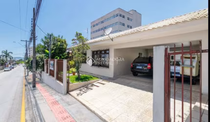 Casa com 3 quartos à venda na Rua Cândido Amaro Damásio, 651, Jardim Cidade de Florianópolis, São José, 280 m2 por R$ 1.485.000