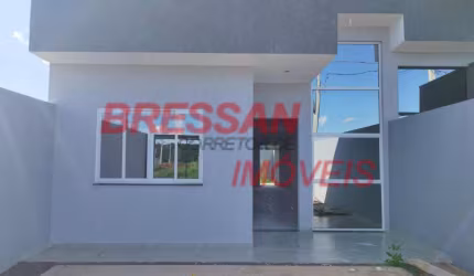Casa com 84 MTS com 6 MTS de frente no períolo com pé direito alto lote 150 MTS