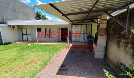 Casa usada aos fundos  com 85 MTS terreno 300 MTS  no bairro Canadá