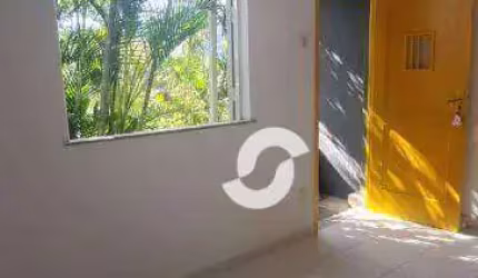 Fonseca - Casa charmosa com 2 quartos, 1 banheiro, área de serviço interna, com varanda e quintal