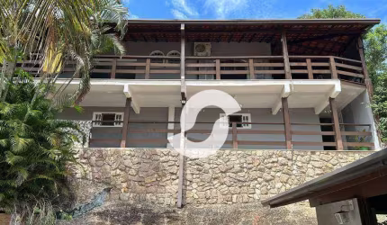 : Excelente casa, localizada em rua sem saída em um bairro bucólico, rodeado de natureza e tranquilidade, com uma vista deslumbrante.