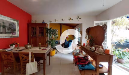 Linda casa com 4 quartos (2 suítes), 2 vagas em condomínio fechado em Pendotiba. R$ 546.000