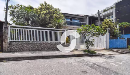 Casa com 4 dormitórios, piscina a 80m da praia à venda, terreno 360 m² por R$ 1.800.000 - Piratininga - Niterói/RJ