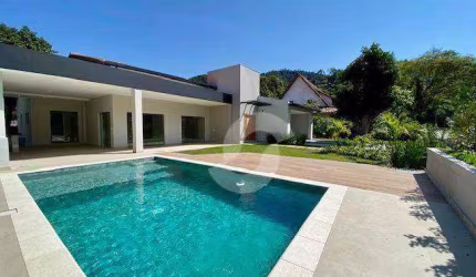 Casa linear, moderna e reformada em condomínio.
