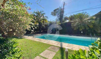 Casa em terreno plano em condomínio de alto padrão.