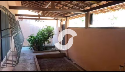 Itaboraí Boa casa linear, com sala, 3 quartos, sendo 1 suíte, 1 banheiro social, copa cozinha, uma boa varanda na frente, vaga de garagem