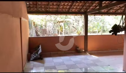 Itaboraí Boa casa linear, com sala, 3 quartos, sendo 1 suíte, 1 banheiro social, copa cozinha, uma boa varanda na frente, vaga de garagem