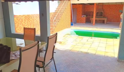 Ótima casa em rua tranquila sem saída!!