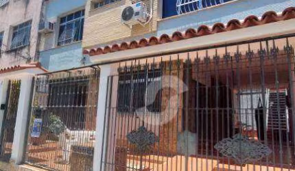 Excelente casa duplex localizada em uma rua residencial e tranquila de Icaraí. Essa residência solar possui 5 amplos quartos, 2 salas grandes, cozinha