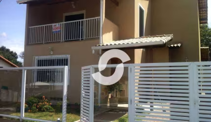 Sobrado em condomínio com 3 quartos, suíte e closet. Itaborái