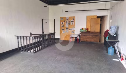 Loja em São Domingos com 2 pavimentos de 236,80 m² cada e uma casa em anexo com 115,2 m².m² e casa em anexo com 115 m²