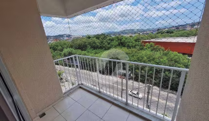 Condomínio com piscina, academia, churrasqueira, salão de festas, portaria 24h e segurança, campo de futebol sintético, quadra poliesportiva