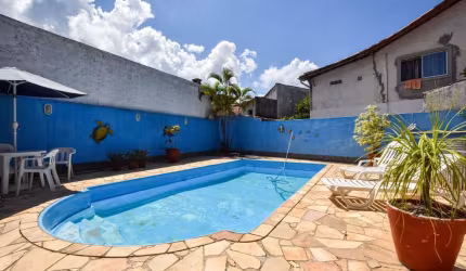 Casa linear com piscina, próximo às melhores praias da RO