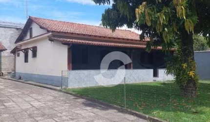 Ótima casa com lindo quintal !!