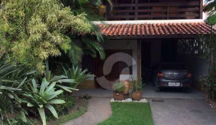 Linda Casa de 5 Quartos com Piscina em Condomínio