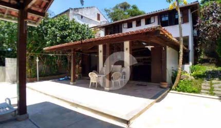 Casa com 4 dormitórios à venda, 558 m² por R$ 990.000,00 - Pendotiba - Niterói/RJ