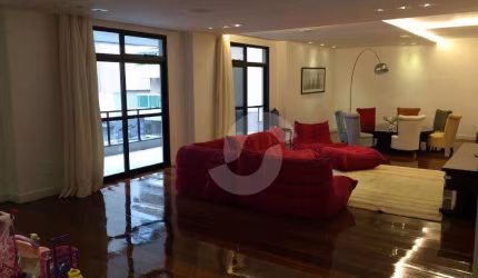 Icaraí , juntinho ao Campo de São Bento.  Amplo apartamento, aproximadamente 300 m², com salão, varandão, 4 quartos, sendo 2sts e uma delas com closet
