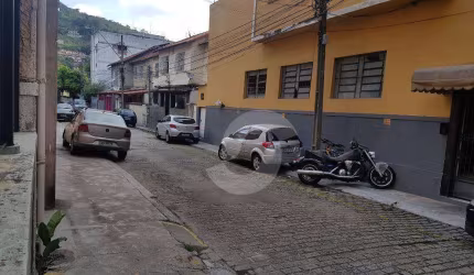 Apartamento térreo, dentro de uma Vila graciosa, com 3 dormitórios, copa cozinha e 1 vaga