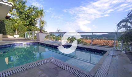 Casa com 3 suítes com closet, 2 piscinas no melhor condomínio da região.