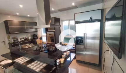 Casa com 3 suítes com closet, 2 piscinas no melhor condomínio da região.