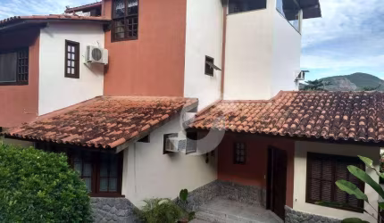 Casa com 4 dormitórios à venda, 230 m² por R$ 980.000,00 - Itaipu - Niterói/RJ