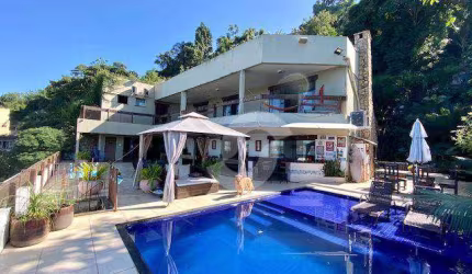 Casa com vista para o mar e cartões postais do Rio.