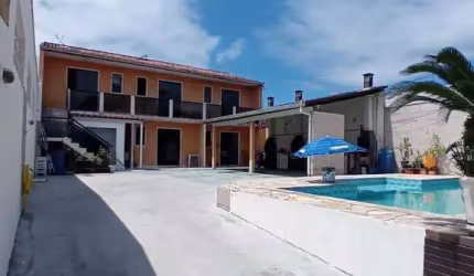 Sobrado com piscina e 06 quartos