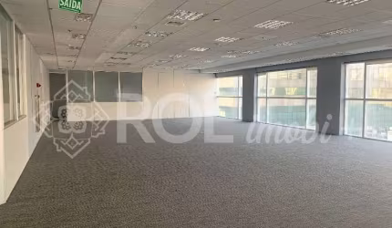 Sala comercial para locação na Vila Olímpia, São Paulo-SP: 4 salas, 4 banheiros, 6 vagas e 373,80m²!