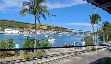 Casa em Condomínio à Venda no Portinho. Frente para o Canal