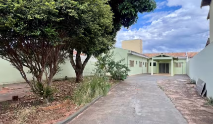 Casa com 3 quartos para alugar na Rua Matilde Fraga Moreira de Almeida, Parque São João, Bauru, 100 m2 por R$ 2.400