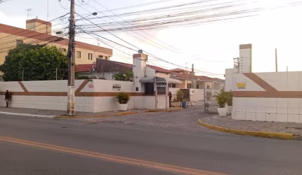 Casa em condomínio fechado no Geisel.