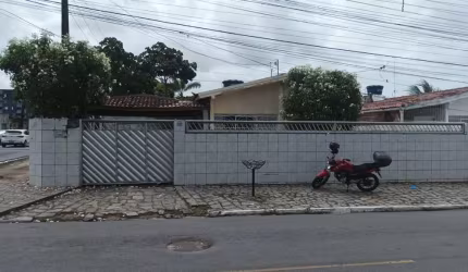 Ótima Casa com Ponto Comercial à Venda no Ernesto Geisel!  ?? Localização privilegiada, na principal do bairro Ernesto Geisel, em rua asfaltada e pró