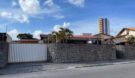 Casa com 05 quartos sendo 04 suítes
