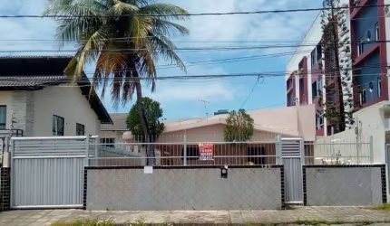 Casa com 03 quartos sendo 01 suíte