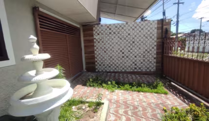 Casa comercial com terreno medindo 13,50x38m².