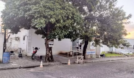 Casa com várias salas comerciais.
