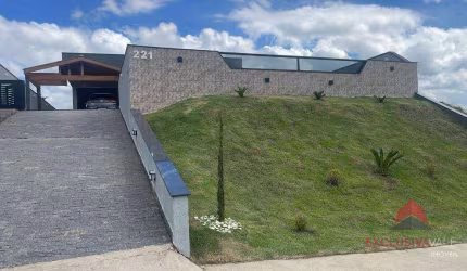 Linda casa em condomínio fechado, 283 m² de área construída, 4 quartos sendo 3 suítes.