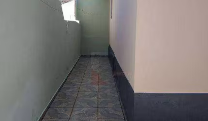 CASA EM SUMARÉ  COM UMA EDÌCULA NO FUNDO