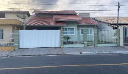 CASA NO BAIRRO CORDEIROS - ITAJAÍ