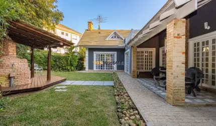 Casa em condomínio com Jardim e Deck com churrasqueira. More a 5 min do Parque B
