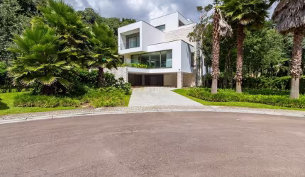 Casa privativa em condomínio de luxo no Campo Comprido