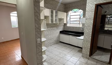 Linda casa com terraço e garagem
