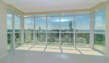 Apartamento no Ed. Alameda Jardins em Balneário Camboriú.