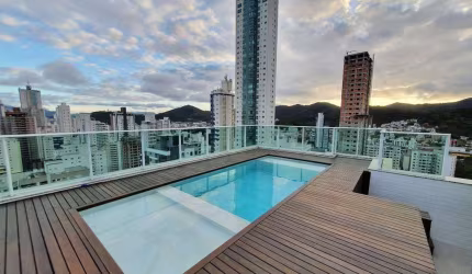 Cobertura duplex à venda com três suítes e área externa particular em Balneário Camboriú