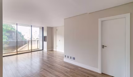 Apartamento em frente ao Balneário Shopping à venda com 02 suítes.