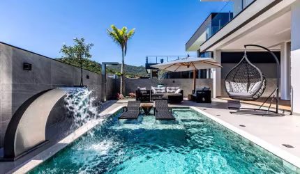 Casa em condomínio privativo à venda com 04 suítes em Camboriú.