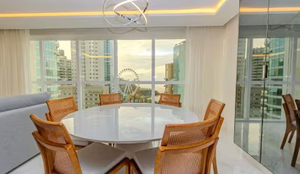 Apartamento com 04 suítes e vista para o mar à venda em Balneário Camboriú.