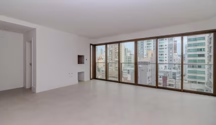 Apartamento à venda com 04 suítes no Centro de Balneário Camboriú.
