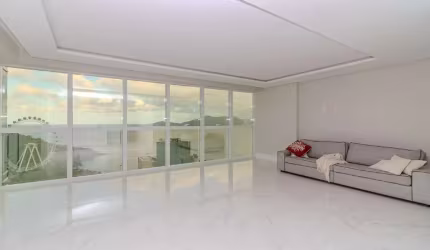 Apartamento com 04 suítes à venda no Centro de Balneário Camboriú.